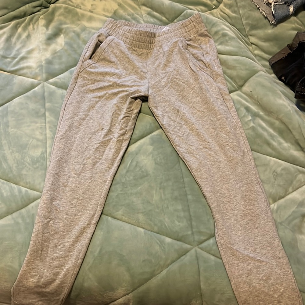 Alo yoga grey womens joggers. Worn once , the joggers are too big on me.